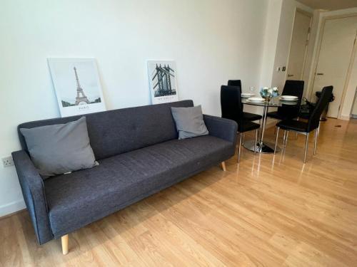 Canary Luxury Modern 1 bedroom Apartment - Tap to explore photos