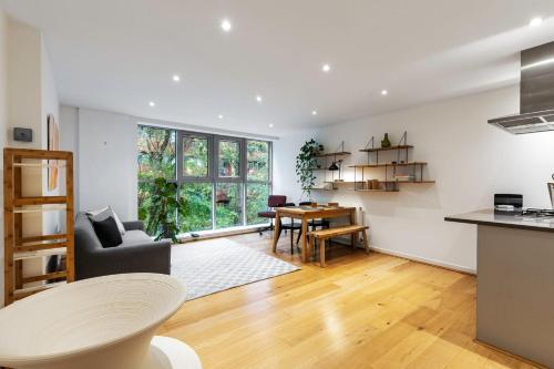 Central 2-bed 2-bath apartment in Old Street - Tap to explore photos