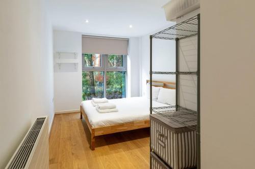Central 2-bed 2-bath apartment in Old Street - Tap to explore photos