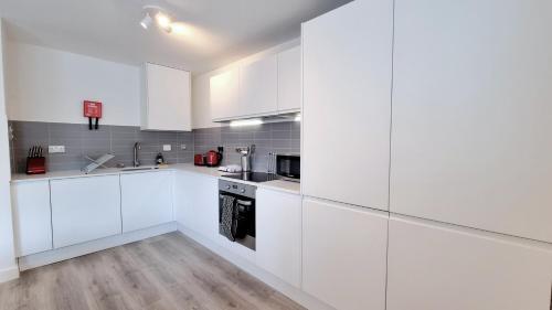 Roomspace Serviced Apartments - Kew Bridge Court - Tap to explore photos