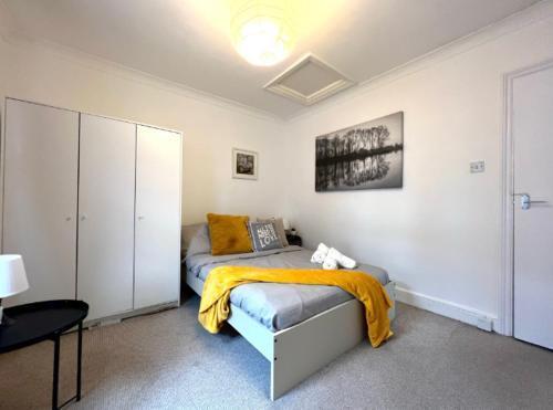 Beautiful flat in Brixton - Tap to explore photos