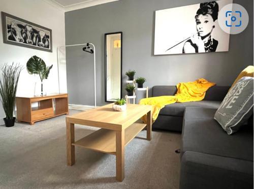Beautiful flat in Brixton - Tap to explore photos