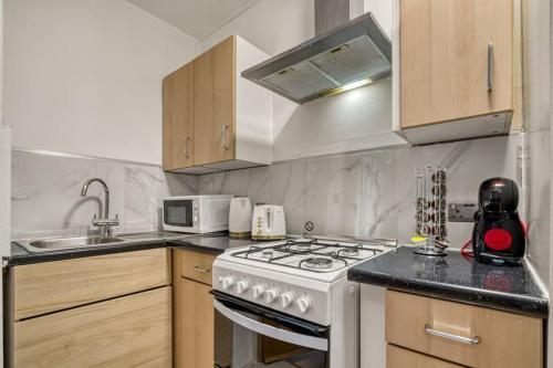 Cosy 2BR Retreat near Paddington Station - Tap to explore photos
