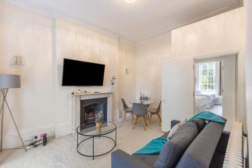 Regent's Square Charming Flat - Tap to explore photos