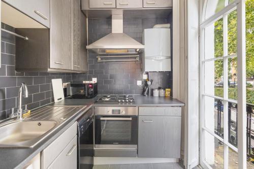 Regent's Square Charming Flat - Tap to explore photos