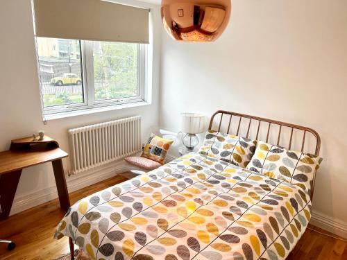 Central London Waterloo - Private Rooms in Shared Apartment Room Type - Double Room with Garden View