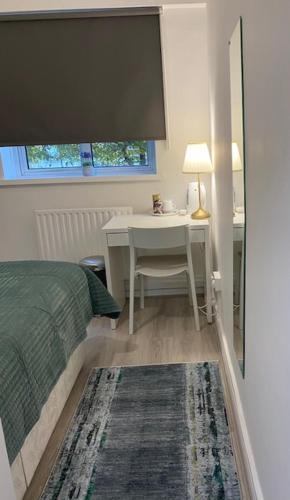 PRIVATE ROOM IN SIDMOUTH STREET, KINGS CROSS - Tap to explore photos