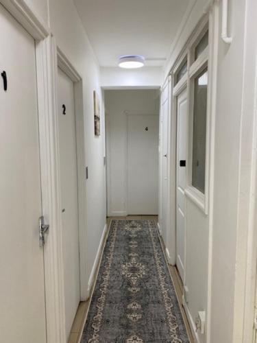 PRIVATE ROOM IN SIDMOUTH STREET, KINGS CROSS - Tap to explore photos
