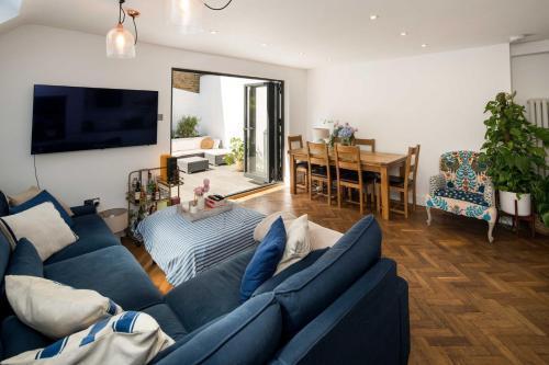 Charming 2BD Garden Flat in Fulham, London - Tap to explore photos