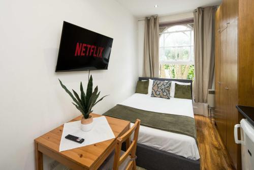 Charming Fully Equipped Studio - Tap to explore photos