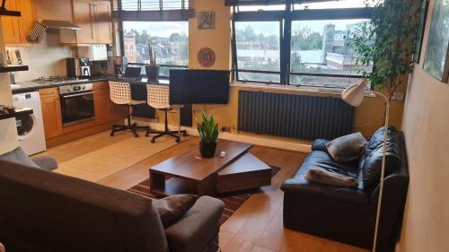 Cheap kensington apartment central London - Tap to explore photos