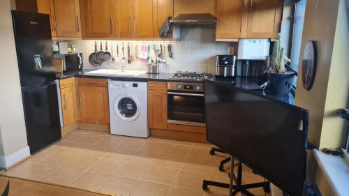 Cheap kensington apartment central London - Tap to explore photos