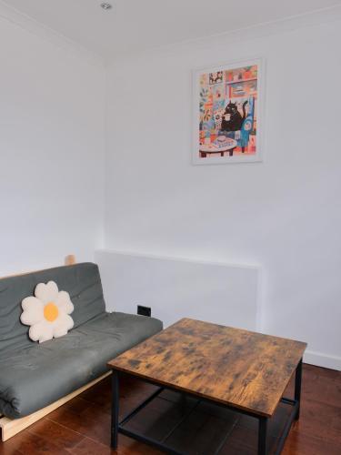 Chelsea Cosy 2 Bedroom Flat with Terrace - Tap to explore photos