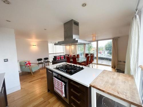 Clapham Court Penthouse - Tap to explore photos