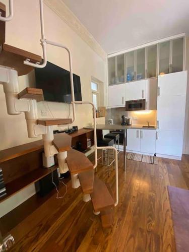 Charming Studio in Notting Hill - Tap to explore photos