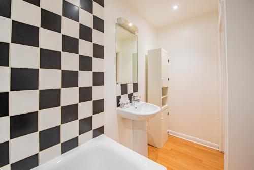 Charming Stylish Flat in the Heart of Kensington - Tap to explore photos