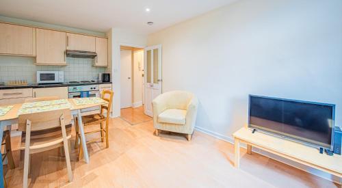 Charming Stylish Flat in the Heart of Kensington - Tap to explore photos