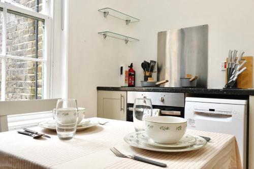 Rooms in Westminster (Central London) - Tap to explore photos