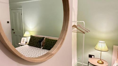 Rooms in Westminster (Central London) - Tap to explore photos