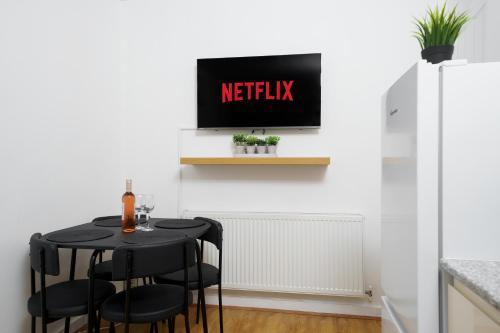 Cozy 2-Bed Garden Flat, With Free Private Parking, Wembley - Tap to explore photos