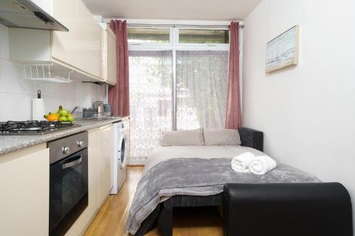 Cozy 2-Bed Garden Flat, With Free Private Parking, Wembley - Tap to explore photos