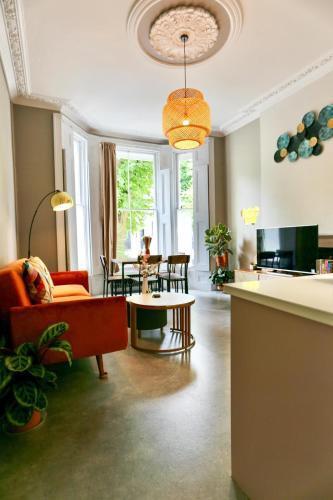 Charming 1 Bed Flat Portobello - Tap to explore photos
