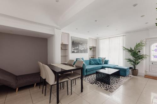 Charming & Beautiful 2 bed flat in Zone 1 - Tap to explore photos