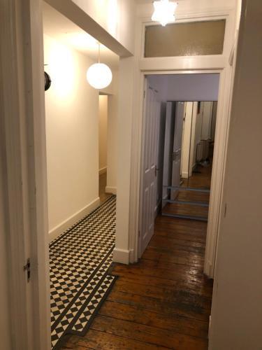 Cosy Double Room in West Kensington - Shared Bathroom - Tap to explore photos