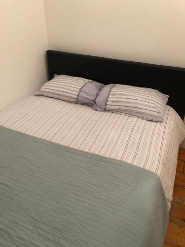Cosy Double Room in West Kensington - Shared Bathroom - Tap to explore photos