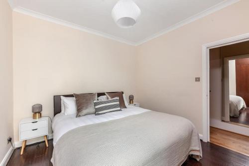 Chic&Charming Chelsea 2 bed flat - Tap to explore photos