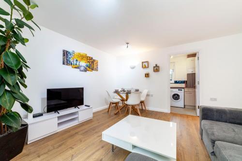 Charming 1BR apt w patio in Battersea - Tap to explore photos