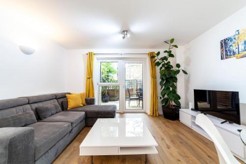 Charming 1BR apt w patio in Battersea - Tap to explore photos