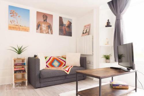 Central London 4-sleeper Oasis - Tap to explore photos