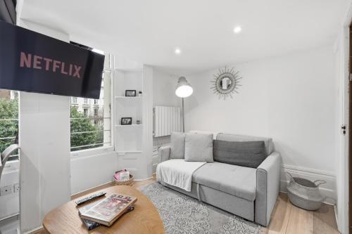 Central London 4-sleeper Oasis - Tap to explore photos