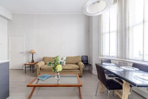 Prime Location - Stylish Apartment In Barons Court - Tap to explore photos