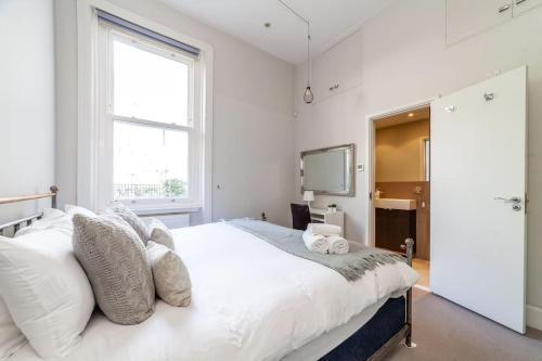 Prime Location - Stylish Apartment In Barons Court - Tap to explore photos