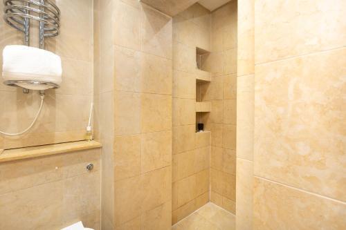 Central Stunning 2BR Flat w2 Patio in Kensington - Tap to explore photos