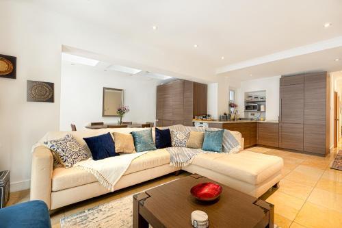 Central Stunning 2BR Flat w2 Patio in Kensington - Tap to explore photos