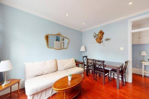 Classic Mayfair 1 BR apartment - Tap to explore photos