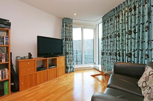 Riverside 1 Bed Apartment - Tap to explore photos