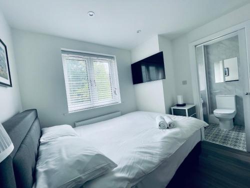 Riverside En suite Double Room E14 - Tap to explore photos
