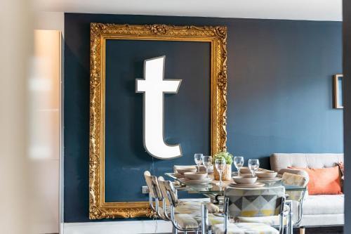 Elegant 3 Bed Apartment Near Many Attractions - Tap to explore photos
