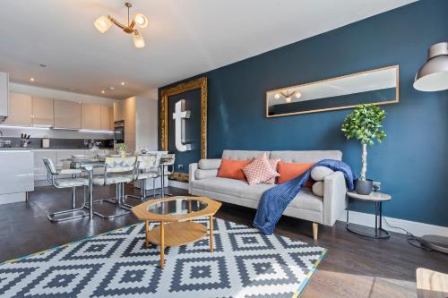 Elegant 3 Bed Apartment Near Many Attractions - Tap to explore photos