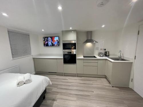 Riverside Studio Apartment Docklands E14 - Tap to explore photos