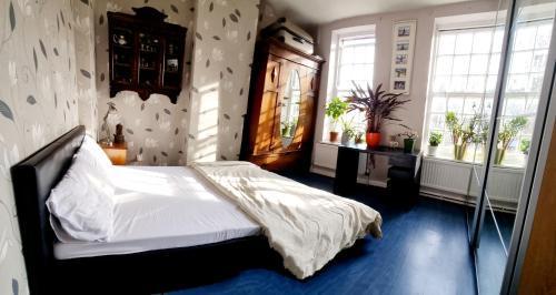 Double room near Highgate - Tap to explore photos