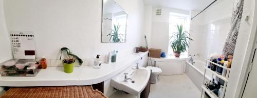 Double room near Highgate - Tap to explore photos