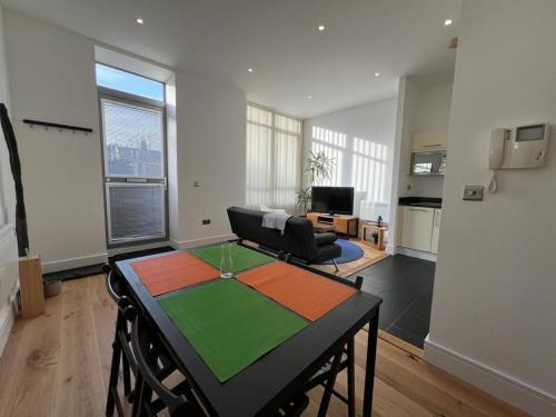 Delightful & Spacious Flat in London - Peckham - Tap to explore photos