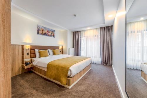 Roys Hotel & Suites Room Type - Deluxe Double Room