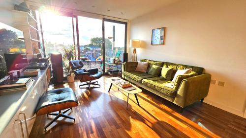 Roof Terrace, 2-bed 2-bath, Stoke Newington - Tap to explore photos
