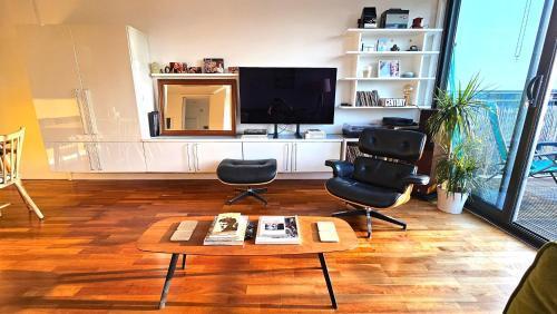 Roof Terrace, 2-bed 2-bath, Stoke Newington - Tap to explore photos